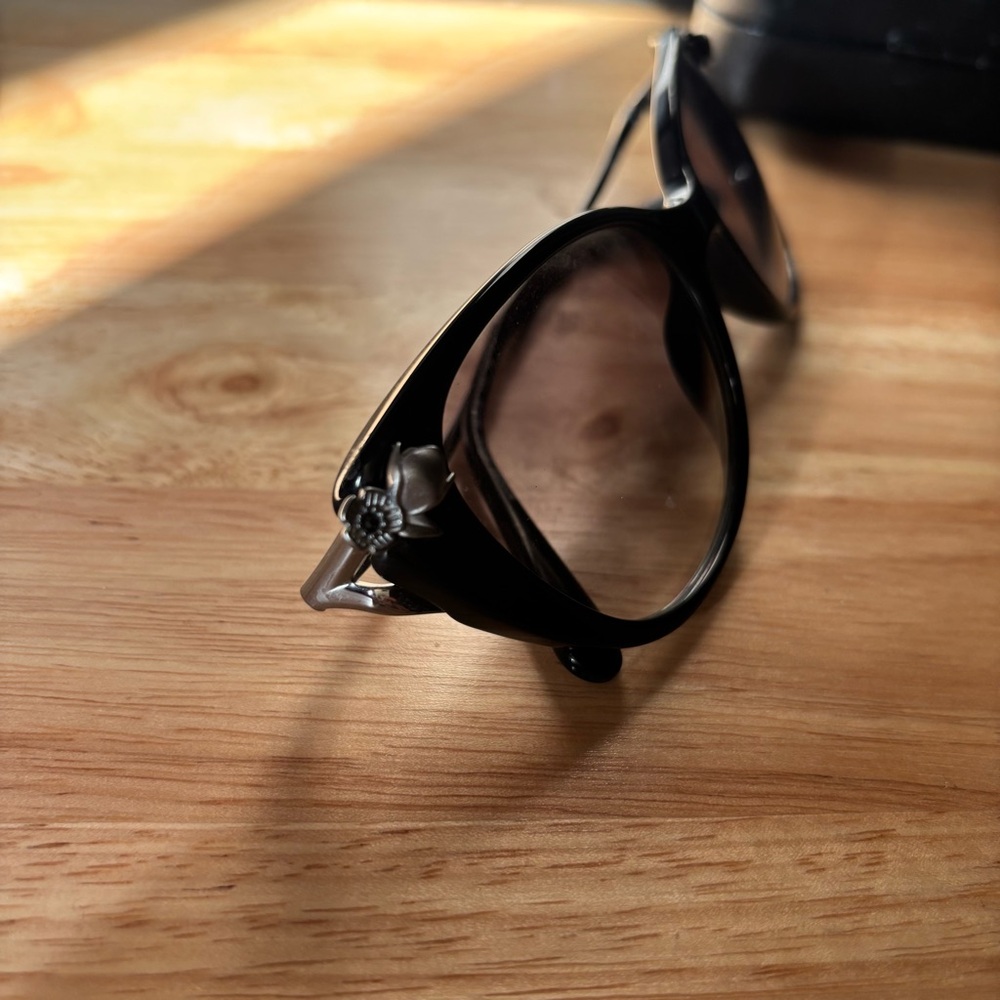 Coach Woman’s Black Tea Rose Sunglasses. Cat Eye Shape - Picture 4 of 14